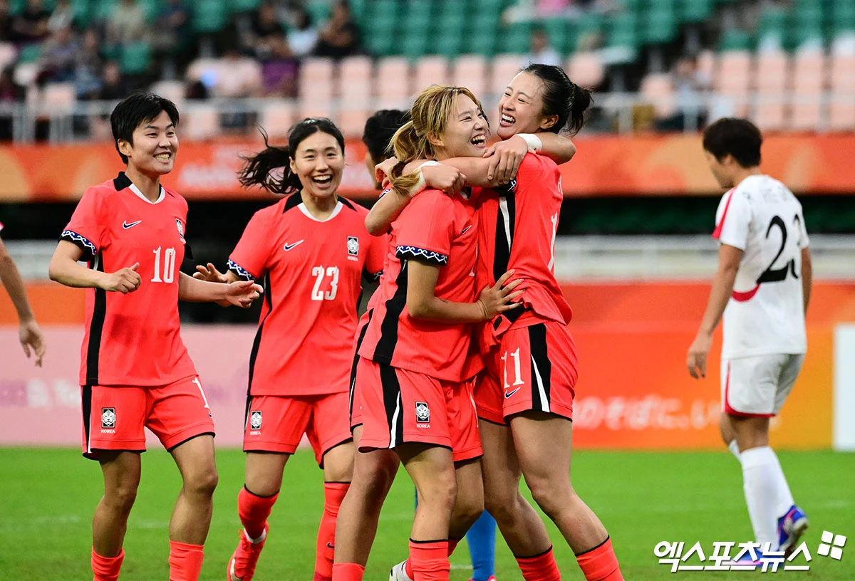 신상우 대한민국 여자 축구 대표팀 감독이 북한 감독과 악수하지 않은 것에 대한 생각을 말했다. 신상우 감독이 이끄는 대한민국 여자 축구 대표팀이 21일 일본 시즈오카현 후쿠로이시에 있는 시즈오카 스타디움 에코파에서 열린 북한과의 2026 아이치∙나고야 아시안게임 여자 축구 조별리그 F조 최종전에서 1-1로 비겼다. 전반 35분 채은영에게 코너킥 상황에서 실점했지만, 한국은 후반 시작고 함께 교체 투입된 윤수정이 동점 골을 터뜨리며 균형을 맞췄다. 막판에 양 팀의 치열한 경합에도 불구하고 승부를 가리지 못했다. 후쿠로이, 박지영 기자