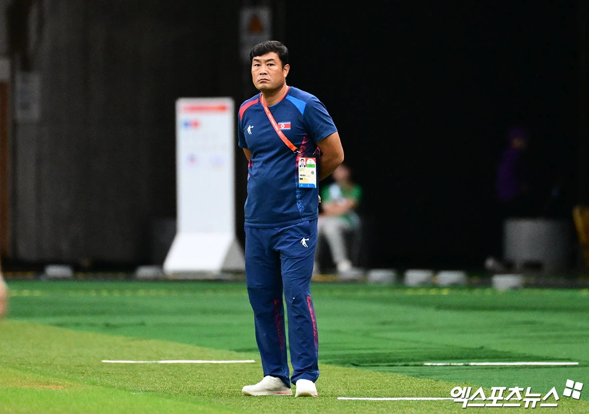 신상우 대한민국 축구 대표팀과 악수 여부를 묻는 질문에 박성진 북한 감독이 화를 냈다. 박성진 감독이 이끄는 북한 여자 축구 대표팀이 21일 일본 시즈오카현 후쿠로이시에 있는 시즈오카 스타디움 에코파에서 열린 대한민국과의 2026 아이치∙나고야 아시안게임 여자 축구 F조 조별리그 최종전에서 1-1로 비겼다. 전반 35분 코너킥 수비 상황에서 장슬기의 클리어링 실수로 채은영이 북한에 선제 골을 안겼다. 그러나 후반 시작과 함께 교체 투입된 윤수정에게 실점했다. 후쿠로이, 박지영 기자