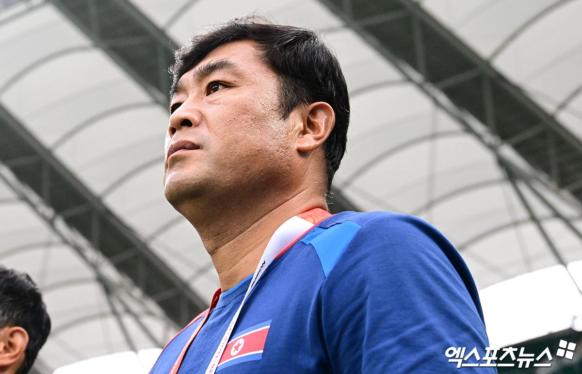 신상우 대한민국 축구 대표팀과 악수 여부를 묻는 질문에 박성진 북한 감독이 화를 냈다. 박성진 감독이 이끄는 북한 여자 축구 대표팀이 21일 일본 시즈오카현 후쿠로이시에 있는 시즈오카 스타디움 에코파에서 열린 대한민국과의 2026 아이치∙나고야 아시안게임 여자 축구 F조 조별리그 최종전에서 1-1로 비겼다. 전반 35분 코너킥 수비 상황에서 장슬기의 클리어링 실수로 채은영이 북한에 선제 골을 안겼다. 그러나 후반 시작과 함께 교체 투입된 윤수정에게 실점했다. 후쿠로이, 박지영 기자