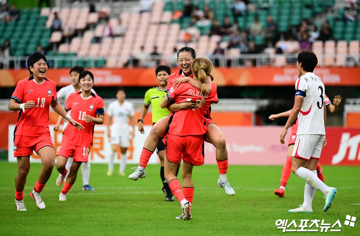 남북전에 처음 나선 윤수정(수원FC 위민)이 21일 일본 시즈오카현 후쿠로이시에 있는 시즈오카 스타디움 에코파에서 열린 한국과 북한의 2026 아이치∙나고야 아시안게임 여자 축구 F조 조별리그 최종전에 출전해 팀에 값진 득점을 터뜨렸다. 한국은 전반 35분 코너킥 수비 상황에서 장슬기의 클리어링 실수로 채은영에게 선제 실점을 내줬다. 그러나 후반 시작과 함께 교체 투입된 윤수정의 동점 골로 균형을 맞췄다. 후쿠로이, 박지영 기자