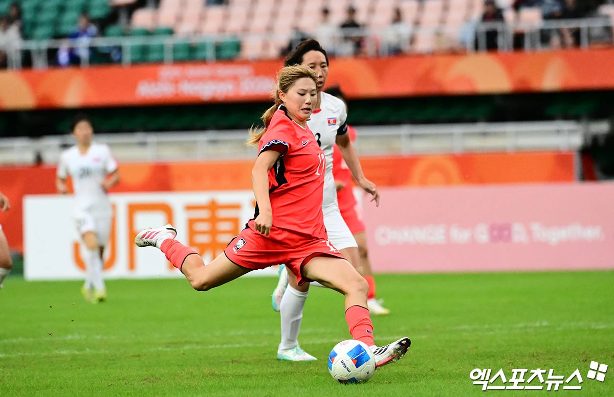 남북전에 처음 나선 윤수정(수원FC 위민)이 21일 일본 시즈오카현 후쿠로이시에 있는 시즈오카 스타디움 에코파에서 열린 한국과 북한의 2026 아이치∙나고야 아시안게임 여자 축구 F조 조별리그 최종전에 출전해 팀에 값진 득점을 터뜨렸다. 한국은 전반 35분 코너킥 수비 상황에서 장슬기의 클리어링 실수로 채은영에게 선제 실점을 내줬다. 그러나 후반 시작과 함께 교체 투입된 윤수정의 동점 골로 균형을 맞췄다. 후쿠로이, 박지영 기자