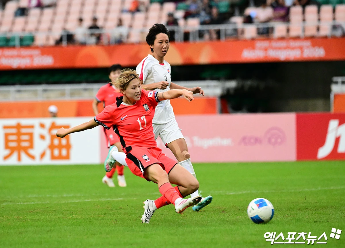 남북전에 처음 나선 윤수정(수원FC 위민)이 21일 일본 시즈오카현 후쿠로이시에 있는 시즈오카 스타디움 에코파에서 열린 한국과 북한의 2026 아이치∙나고야 아시안게임 여자 축구 F조 조별리그 최종전에 출전해 팀에 값진 득점을 터뜨렸다. 한국은 전반 35분 코너킥 수비 상황에서 장슬기의 클리어링 실수로 채은영에게 선제 실점을 내줬다. 그러나 후반 시작과 함께 교체 투입된 윤수정의 동점 골로 균형을 맞췄다. 후쿠로이, 박지영 기자