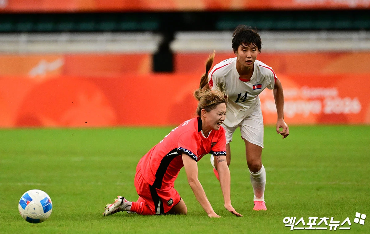 남북전에 처음 나선 윤수정(수원FC 위민)이 21일 일본 시즈오카현 후쿠로이시에 있는 시즈오카 스타디움 에코파에서 열린 한국과 북한의 2026 아이치∙나고야 아시안게임 여자 축구 F조 조별리그 최종전에 출전해 팀에 값진 득점을 터뜨렸다. 한국은 전반 35분 코너킥 수비 상황에서 장슬기의 클리어링 실수로 채은영에게 선제 실점을 내줬다. 그러나 후반 시작과 함께 교체 투입된 윤수정의 동점 골로 균형을 맞췄다. 후쿠로이, 박지영 기자