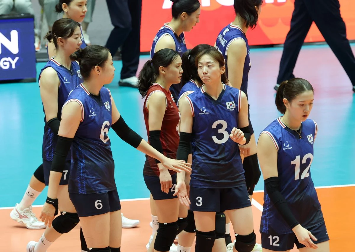 차상현 감독이 이끄는 대한민국 여자배구 대표팀(세계랭킹 28위)은 21일(한국시간) 일본 아이치현 고마키의 파크 아레나 고마키에서 열린 2026 아이치·나고야 하계아시안게임 여자배구 준결승에서 개최국 일본(6위)에 세트스코어 0-3(20-25 22-25 16-25)으로 패했다. 금메달 도전은 끝났지만 차상현호는 오는 22일 태국과 동메달을 두고 8년 만의 아시안게임 메달에 도전한다. 연합뉴스
