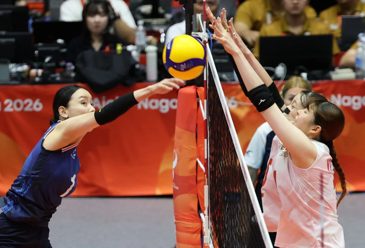 차상현 감독이 이끄는 대한민국 여자배구 대표팀(세계랭킹 28위)은 21일(한국시간) 일본 아이치현 고마키의 파크 아레나 고마키에서 열린 2026 아이치·나고야 하계아시안게임 여자배구 준결승에서 개최국 일본(6위)에 세트스코어 0-3(20-25 22-25 16-25)으로 패했다. 금메달 도전은 끝났지만 차상현호는 오는 22일 태국과 동메달을 두고 8년 만의 아시안게임 메달에 도전한다. 연합뉴스
