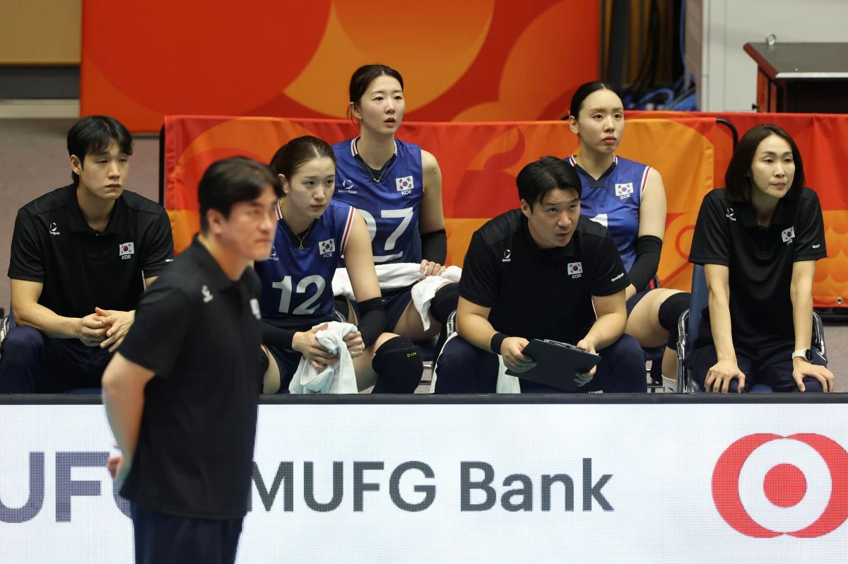 차상현 감독이 이끄는 대한민국 여자배구 대표팀(세계랭킹 28위)은 21일(한국시간) 일본 아이치현 고마키의 파크 아레나 고마키에서 열린 2026 아이치·나고야 하계아시안게임 여자배구 준결승에서 개최국 일본(6위)에 세트스코어 0-3(20-25 22-25 16-25)으로 패했다. 금메달 도전은 끝났지만 차상현호는 오는 22일 태국과 동메달을 두고 8년 만의 아시안게임 메달에 도전한다. 연합뉴스