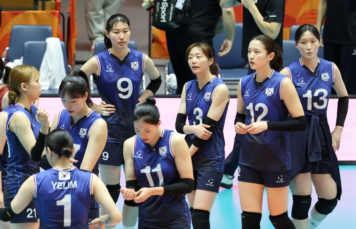 차상현 감독이 이끄는 대한민국 여자배구 대표팀(세계랭킹 28위)은 21일(한국시간) 일본 아이치현 고마키의 파크 아레나 고마키에서 열린 2026 아이치·나고야 하계아시안게임 여자배구 준결승에서 개최국 일본(6위)에 세트스코어 0-3(20-25 22-25 16-25)으로 패했다. 금메달 도전은 끝났지만 차상현호는 오는 22일 태국과 동메달을 두고 8년 만의 아시안게임 메달에 도전한다. 연합뉴스