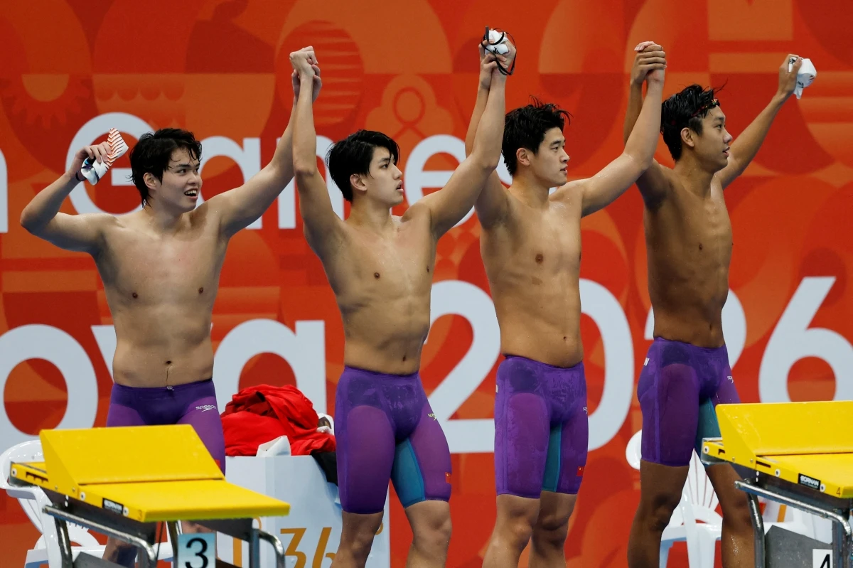 중국이 21일 일본 도쿄 아쿠아틱스센터에서 열린 2026 아이치·나고야 아시안게임 남자 계영 800m 결승에서 7분00초17의 아시아 신기록으로 금메달을 획득했다. 왼쪽부터 차례로 수하이보, 페이리웨이, 판잔러, 장잔숴. 연합뉴스