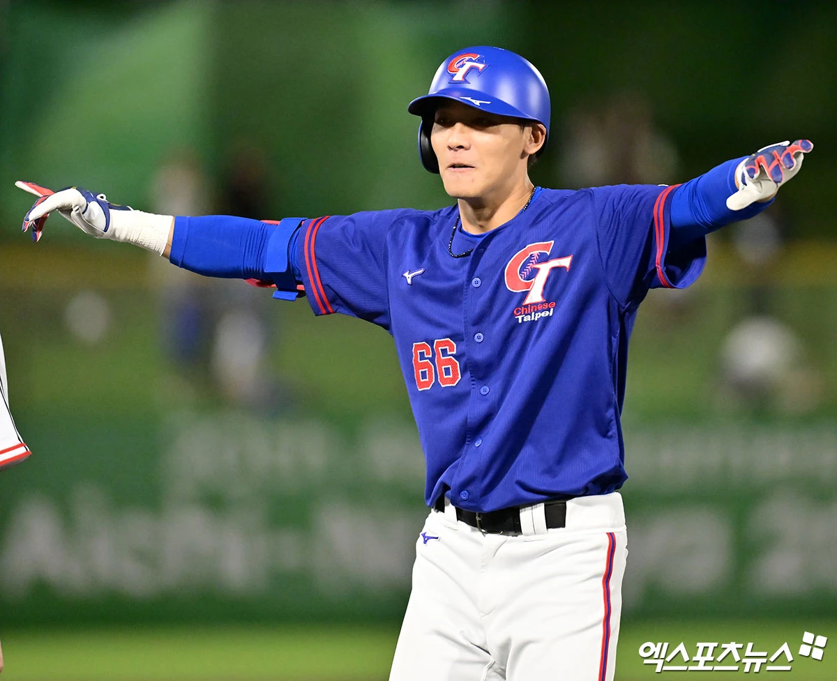 대만 야구 국가대표팀 타자 천천웨이가 지난 21일 일본 아이치현 오카자키 시민구장에서 열린 2026 아이치·나고야 아시안게임 조별리그 B조 1차전에서 한국에 0-5로 뒤진 9회초 1사 후 팀의 첫 안타를 기록한 뒤 기뻐하는 모습. 사진 김한준 기자