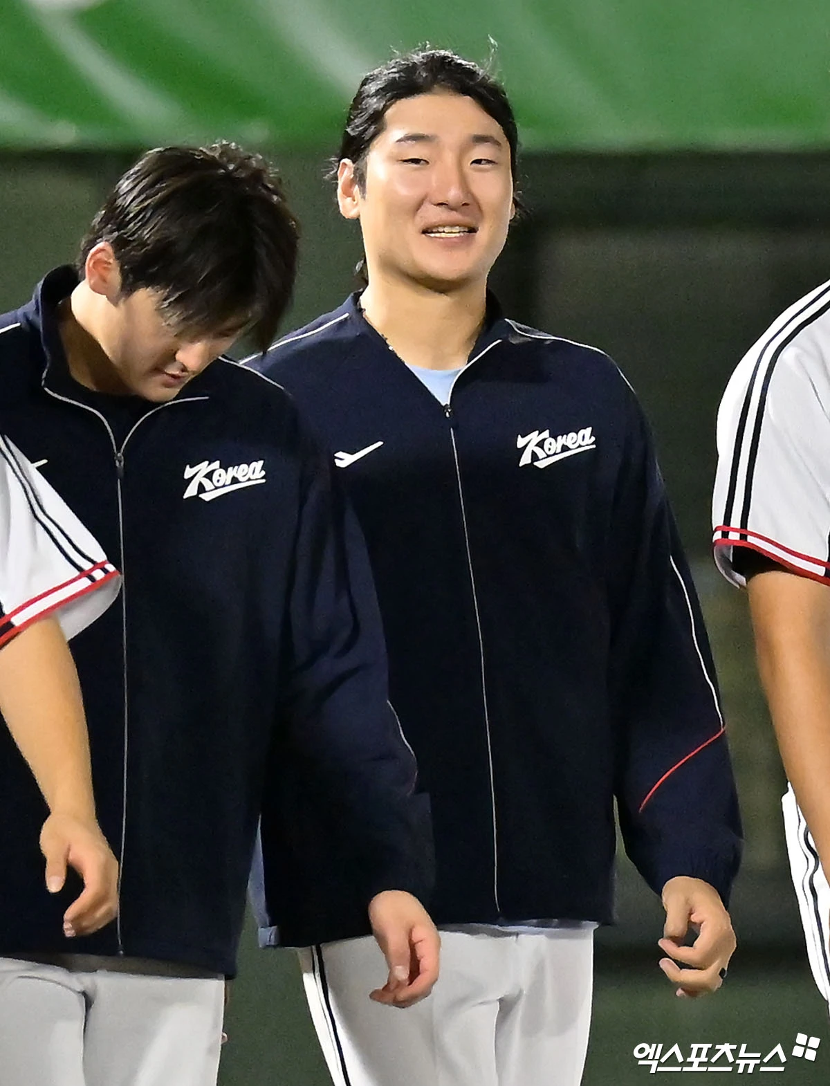 대한민국 야구 국가대표팀 에이스 곽빈(오른쪽)이 21일 일본 아이치현의 오카자키 시민구장에서 열린 2026 아이치·나고야 아시안게임 조별리그 B조 1차전에서 대만을 상대로 선발등판, 6이닝 무실점 노히트 완벽투로 승리투수가 됐다. 사진 김한준 기자