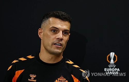 스위스 축구 국가대표팀 역대 최다 출장 기록(152경기) 보유자이자 현 스위스 대표팀 주장 그라니트 자카가 지난 2022년 가짜 코로나19 백신 접종 증명서를 구입했다는 사실을 인정해 대표팀에서 제외됐다. 백신에 대한 불신과 두려움 때문에 가짜 백신 접종 증명서를 구매했다고 고백한 자카는 현재 스위스 검찰의 조사를 받고 있는 것으로 알려졌다. 사진 연합뉴스