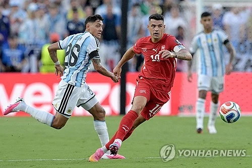 스위스 축구 국가대표팀 역대 최다 출장 기록(152경기) 보유자이자 현 스위스 대표팀 주장 그라니트 자카가 지난 2022년 가짜 코로나19 백신 접종 증명서를 구입했다는 사실을 인정해 대표팀에서 제외됐다. 백신에 대한 불신과 두려움 때문에 가짜 백신 접종 증명서를 구매했다고 고백한 자카는 현재 스위스 검찰의 조사를 받고 있는 것으로 알려졌다. 사진 연합뉴스