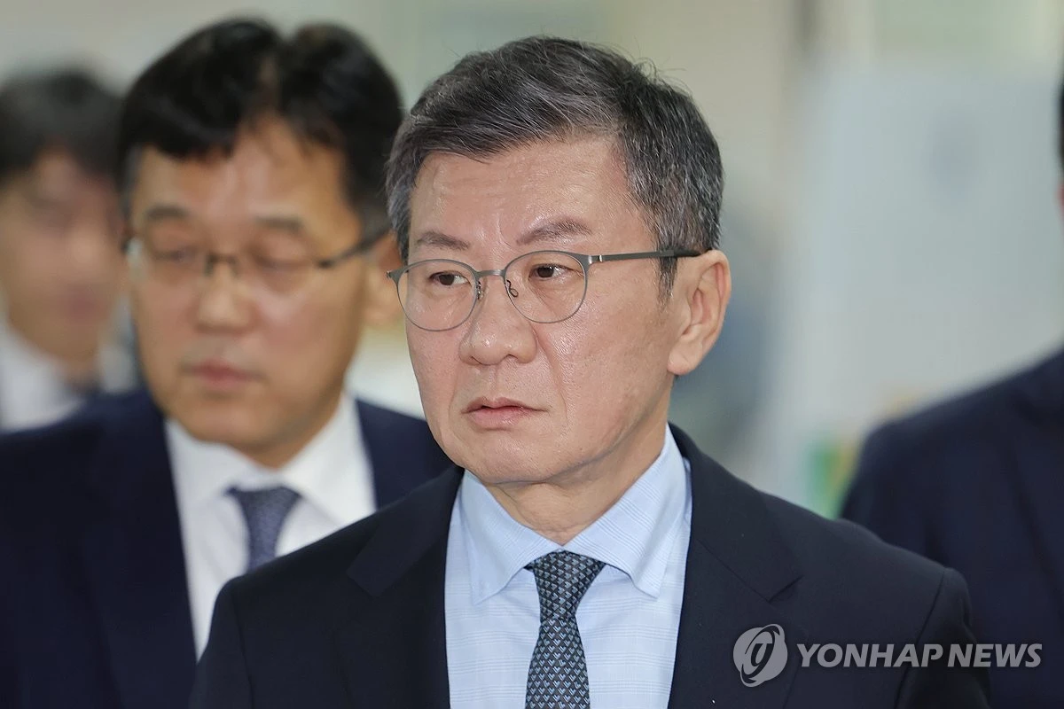 정몽규 전 대한축구협회 회장과 이임생 전 기술총괄이사, 김정배 전 상근부회장이 홍명보 전 축구 국가대표팀 감독을 선임할 당시 관련 자료에 허위 사실을 기재한 혐의로 검찰에 송치됐다. 22일 연합뉴스에 따르면 서울경찰청 광역수사단 금융범죄수사대는 위계에 의한 업무방해 혐의로 정 전 회장과 이 전 기술총괄이사, 김 전 상근부회장을 서울중앙지검에 불구속 송치했다. 사진 연합뉴스