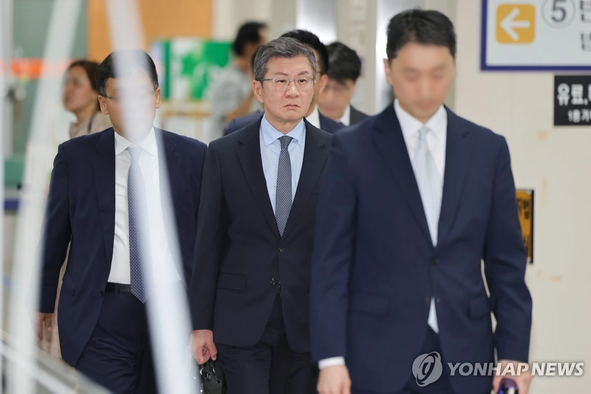 정몽규 전 대한축구협회 회장과 이임생 전 기술총괄이사, 김정배 전 상근부회장이 홍명보 전 축구 국가대표팀 감독을 선임할 당시 관련 자료에 허위 사실을 기재한 혐의로 검찰에 송치됐다. 22일 연합뉴스에 따르면 서울경찰청 광역수사단 금융범죄수사대는 위계에 의한 업무방해 혐의로 정 전 회장과 이 전 기술총괄이사, 김 전 상근부회장을 서울중앙지검에 불구속 송치했다. 사진 연합뉴스