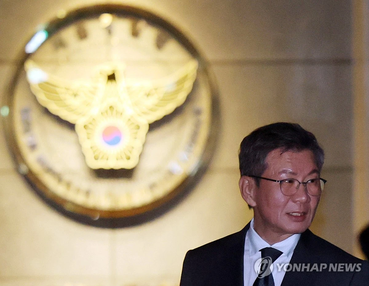 정몽규 전 대한축구협회 회장과 이임생 전 기술총괄이사, 김정배 전 상근부회장이 홍명보 전 축구 국가대표팀 감독을 선임할 당시 관련 자료에 허위 사실을 기재한 혐의로 검찰에 송치됐다. 22일 연합뉴스에 따르면 서울경찰청 광역수사단 금융범죄수사대는 위계에 의한 업무방해 혐의로 정 전 회장과 이 전 기술총괄이사, 김 전 상근부회장을 서울중앙지검에 불구속 송치했다. 사진 연합뉴스