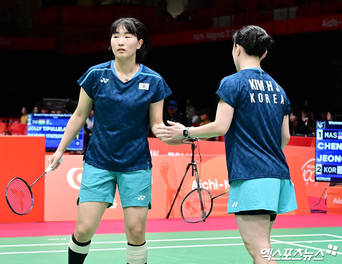 2026 아이치·나고야 아시안게임에서 2회 연속 금메달에 도전하고 있는 한국 여자 배드민턴 대표팀이 말레이시아를 상대로 접전 끝에 승리를 거두고 대회 준결승에 올랐다. 박주봉 감독이 지휘하는 한국은 22일(한국시간) 일본 아이치현 이치노미야 시립체육관에서 열린 2026 아이치·나고야 아시안게임 배드민턴 여자단체전 8강에서 말레이시아를 매치 스코어 3-1로 꺾고 준결승에 진출했다. 사진 이치노미야(일본), 김한준 기자
