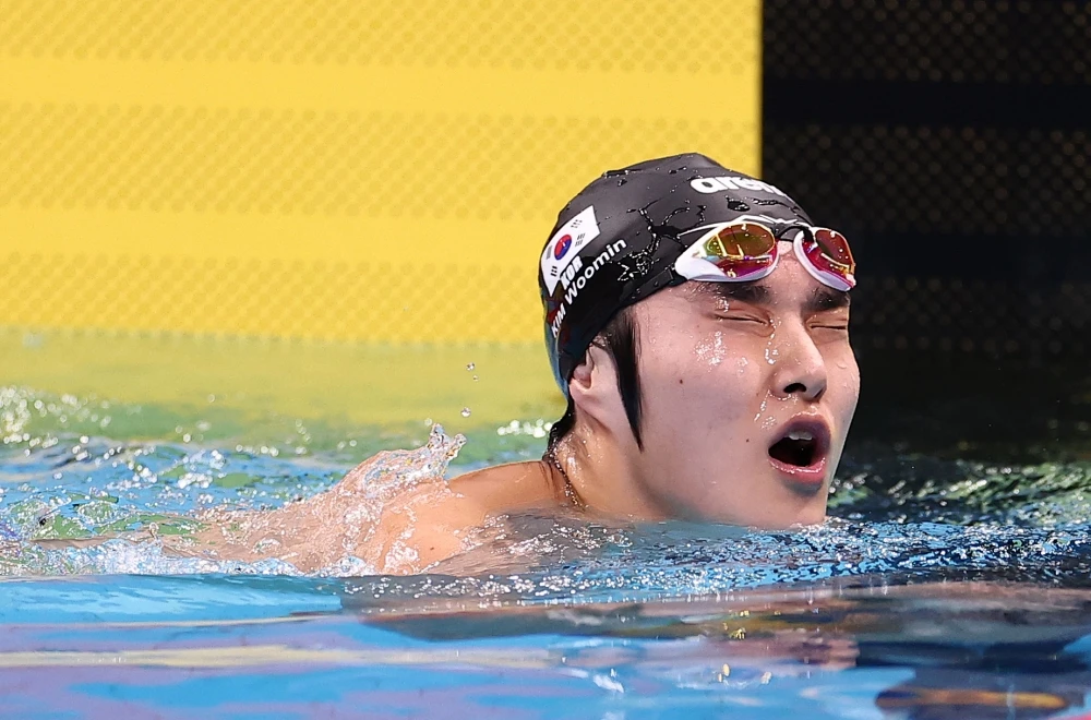 한국 수영 간판으로 2022 항저우 아시안게임 3관왕인 김우민이 어깨 부상을 당한 것으로 드러났다. 김우민은 23일 예정된 2026 아이치·나고야 하계아시안게임 남자 자유형 200m에 출전하지 않는다. 김우민은 22일 열린 대회 남자 자유형 1500m 레이스에서 8위를 차지한 뒤 어깨 부상을 알렸다. 대한수영연맹은 '김우민은 왼쪽 회전근개의 극상근 1.5도 부분이 찢어졌다. 충돌증후군이다. Slap 1.5가 찢어졌다'며 '지금 1500m는 경기 중 어깨 상태가 좋지 않아 다음 경기를 위해 조절한 상황이다. 자유형 400m에는 출전하려고 하나 자유형 800m는 의무진과 상의한 뒤 불참할 수도 있다'고 설명했다. 연합뉴스