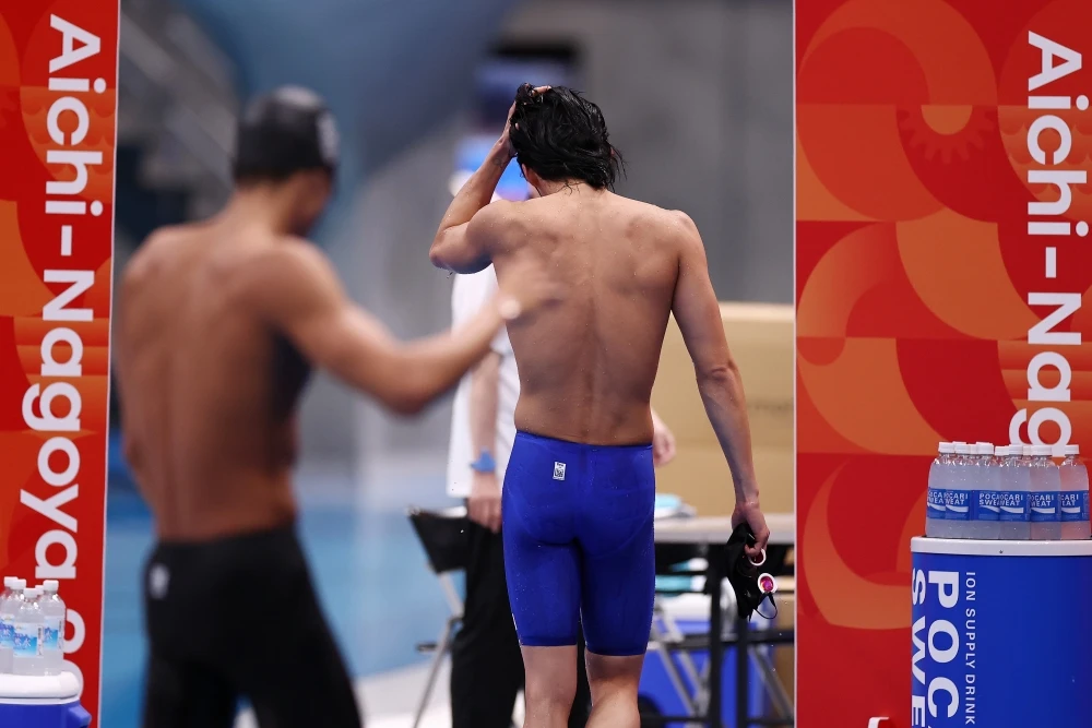 한국 수영 간판으로 2022 항저우 아시안게임 3관왕인 김우민이 어깨 부상을 당한 것으로 드러났다. 김우민은 23일 예정된 2026 아이치·나고야 하계아시안게임 남자 자유형 200m에 출전하지 않는다. 김우민은 22일 열린 대회 남자 자유형 1500m 레이스에서 8위를 차지한 뒤 어깨 부상을 알렸다. 대한수영연맹은 '김우민은 왼쪽 회전근개의 극상근 1.5도 부분이 찢어졌다. 충돌증후군이다. Slap 1.5가 찢어졌다'며 '지금 1500m는 경기 중 어깨 상태가 좋지 않아 다음 경기를 위해 조절한 상황이다. 자유형 400m에는 출전하려고 하나 자유형 800m는 의무진과 상의한 뒤 불참할 수도 있다'고 설명했다. 연합뉴스