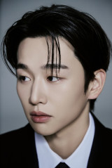 김윤우, 새 프로필 공개…깊은 눈빛부터 소년미까지 '비주얼 삼박자' 