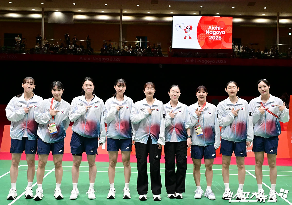 안세영이 일본에서 홈팀 에이스 야마구치 아카네를 누르고 한국 여자 배드민턴 대표팀에 귀중한 첫 승을 안겼다. 배드민턴 여자단식 세계 1위 안세영은 23일 일본 아이치현 이치노미야의 이치노미야 시립체육관에서 열린 2026 아이치·나고야 하계아시안게임 배드민턴 여자단체전 준결승 1단식에서 세계 3위 야마구치 아카네를 게임스코어 2-1(21-9 18-21 21-11)로 이기고 환호했다. 안세영은 3단식 2복식으로 열리는 단체전에서 예상대로 1단식을 챙기면서 한국의 아시안게임 이 종목 사상 첫 2연패를 위한 또 하나의 돌을 놓았다. 일본 이치노미야, 김한준 기자