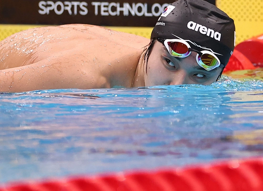 황선우(강원특별자치도청)이 23일 일본 도쿄 아쿠아틱스센터에서 열린 2026 아이치·나고야 아시안게임 수영 경영 남자 자유형 200m 예선에서 1분47초97의 기록으로 터치패드를 찍었다. 무라사 다쓰야(일본)에 이어 전체 2위를 차지하며 결승에 올랐다. 김우민(강원특별자치도청)은 어깨 부상 여파로 경기에 나서지 못했다. 연합뉴스