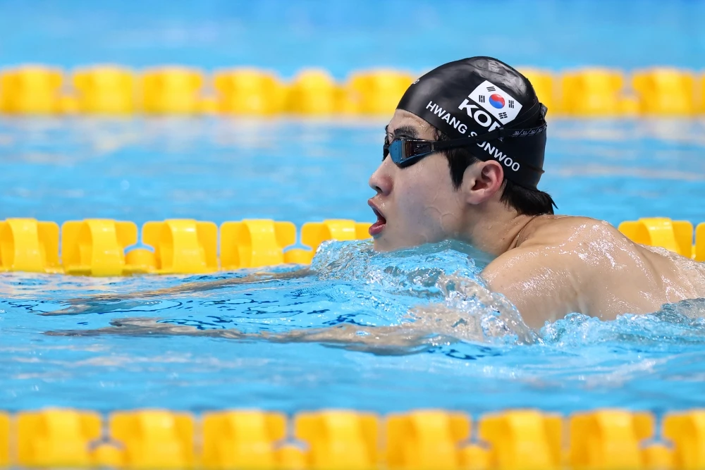 황선우는 23일 일본 도쿄 아쿠아틱스센터에서 열린 2026 아이치·나고야 아시안게임 경영 남자 자유형 200m 결승에서 1분44초62의 기록으로 2위에 머물렀다. 2022 항저우 대회 이 종목에서 당시 한국 신기록(1분44초40)을 작성하며 정상에 올랐던 황선우는 대회 2연패 달성을 노렸으나 아쉬운 성적으로 레이스를 마쳤다. 아울러 지난해 전국체육대회에서 자신이 세웠던 아시아기록 1분43초92도 깨졌다. 금메달리스트 장잔서가 1분43초49로 우승했다. 연합뉴스