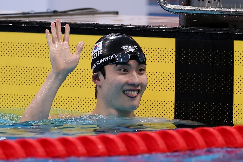황선우는 23일 일본 도쿄 아쿠아틱스센터에서 열린 2026 아이치·나고야 아시안게임 경영 남자 자유형 200m 결승에서 1분44초62의 기록으로 2위에 머물렀다. 2022 항저우 대회 이 종목에서 당시 한국 신기록(1분44초40)을 작성하며 정상에 올랐던 황선우는 대회 2연패 달성을 노렸으나 아쉬운 성적으로 레이스를 마쳤다. 아울러 지난해 전국체육대회에서 자신이 세웠던 아시아기록 1분43초92도 깨졌다. 금메달리스트 장잔서가 1분43초49로 우승했다. 연합뉴스