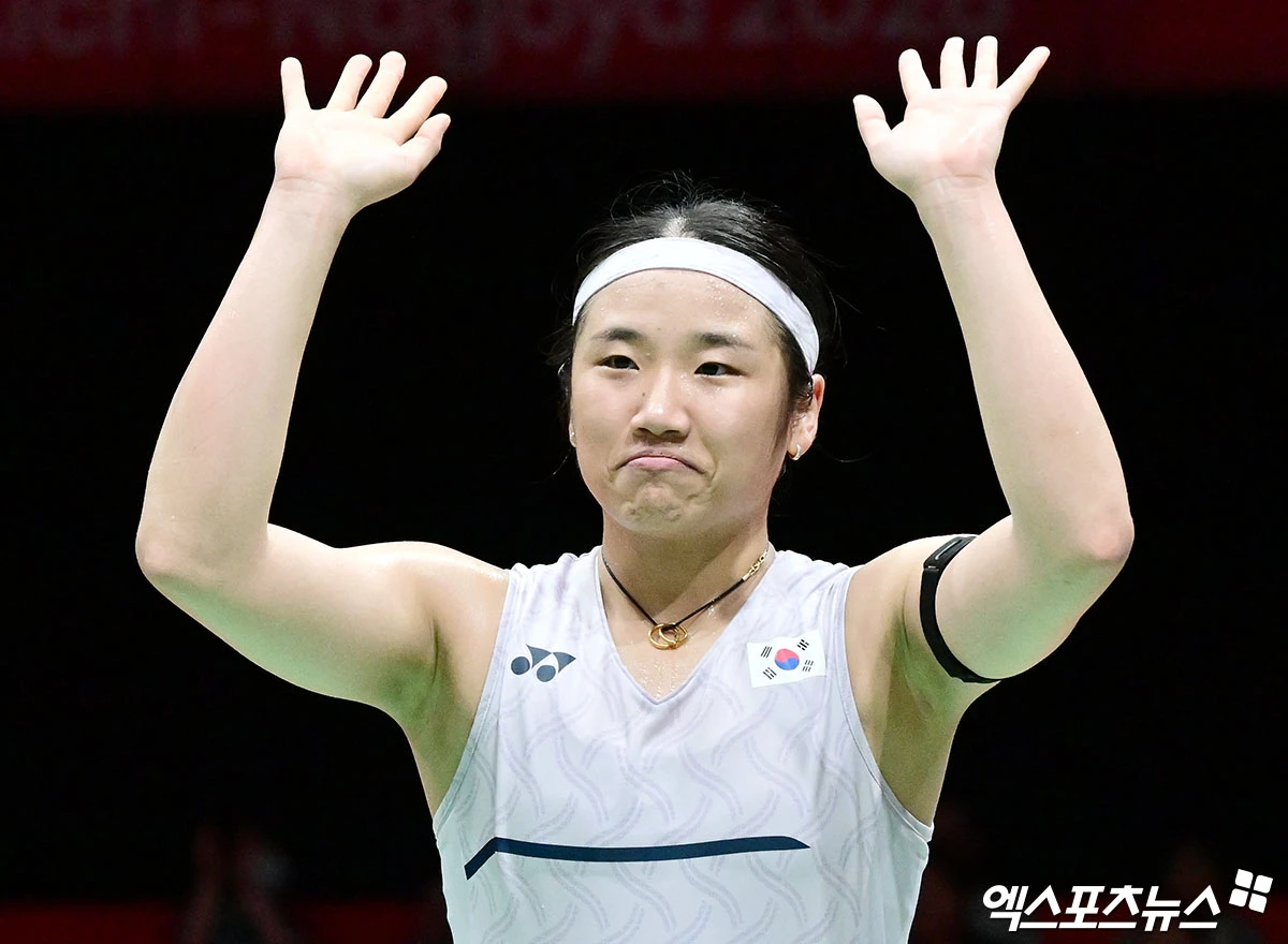 박주봉 감독이 이끄는 대한민국 여자 배드민턴 대표팀이 23일 일본 아이치현 이치노미야시에 있는 이치노미야 시립 체육관에서 열린 일본과의 2026 아이치∙나고야 하계아시안게임 배드민턴 여자 단체전 준결승에서 매치 스코어 1-3으로 졌다.   지난 2022 항저우 대회 때 여자 단체전 우승으로 1994년 히로시마 대회 이후 28년 만에 아시아 정상에 올랐던 한국 여자 배드민턴은 중국과 일본만 갖고 있는 여자 단체전 2연패에 도전했다.   8강에서 말레이시아를 매치 스코어 3-1로 제압하고 올라온 한국은 개최국 일본의 벽 앞에 멈춰 섰다. 이치노미야, 김한준 기자