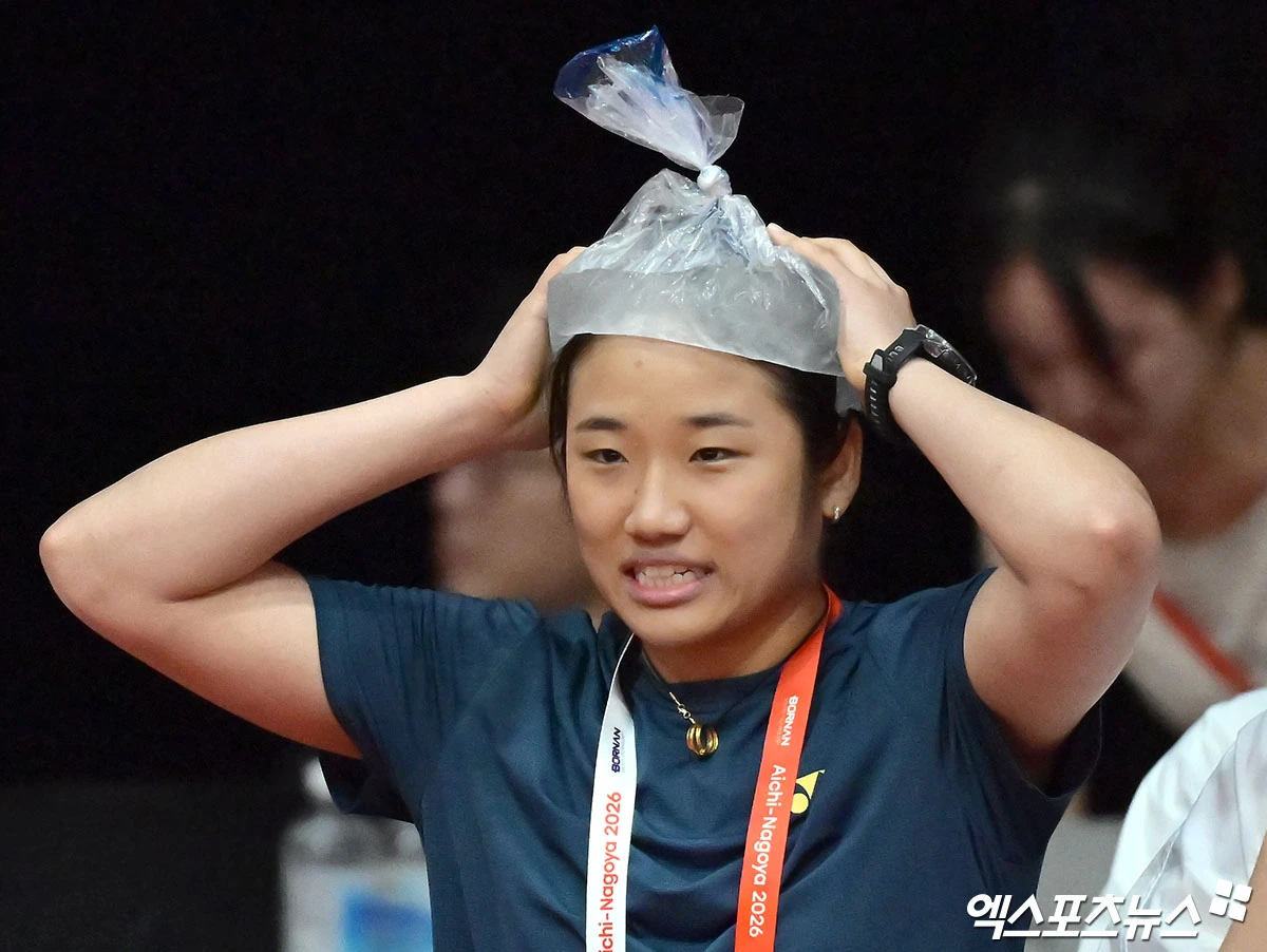 박주봉 감독이 이끄는 대한민국 여자 배드민턴 대표팀이 23일 일본 아이치현 이치노미야시에 있는 이치노미야 시립 체육관에서 열린 일본과의 2026 아이치∙나고야 하계아시안게임 배드민턴 여자 단체전 준결승에서 매치 스코어 1-3으로 졌다.   지난 2022 항저우 대회 때 여자 단체전 우승으로 1994년 히로시마 대회 이후 28년 만에 아시아 정상에 올랐던 한국 여자 배드민턴은 중국과 일본만 갖고 있는 여자 단체전 2연패에 도전했다.   8강에서 말레이시아를 매치 스코어 3-1로 제압하고 올라온 한국은 개최국 일본의 벽 앞에 멈춰 섰다. 이치노미야, 김한준 기자