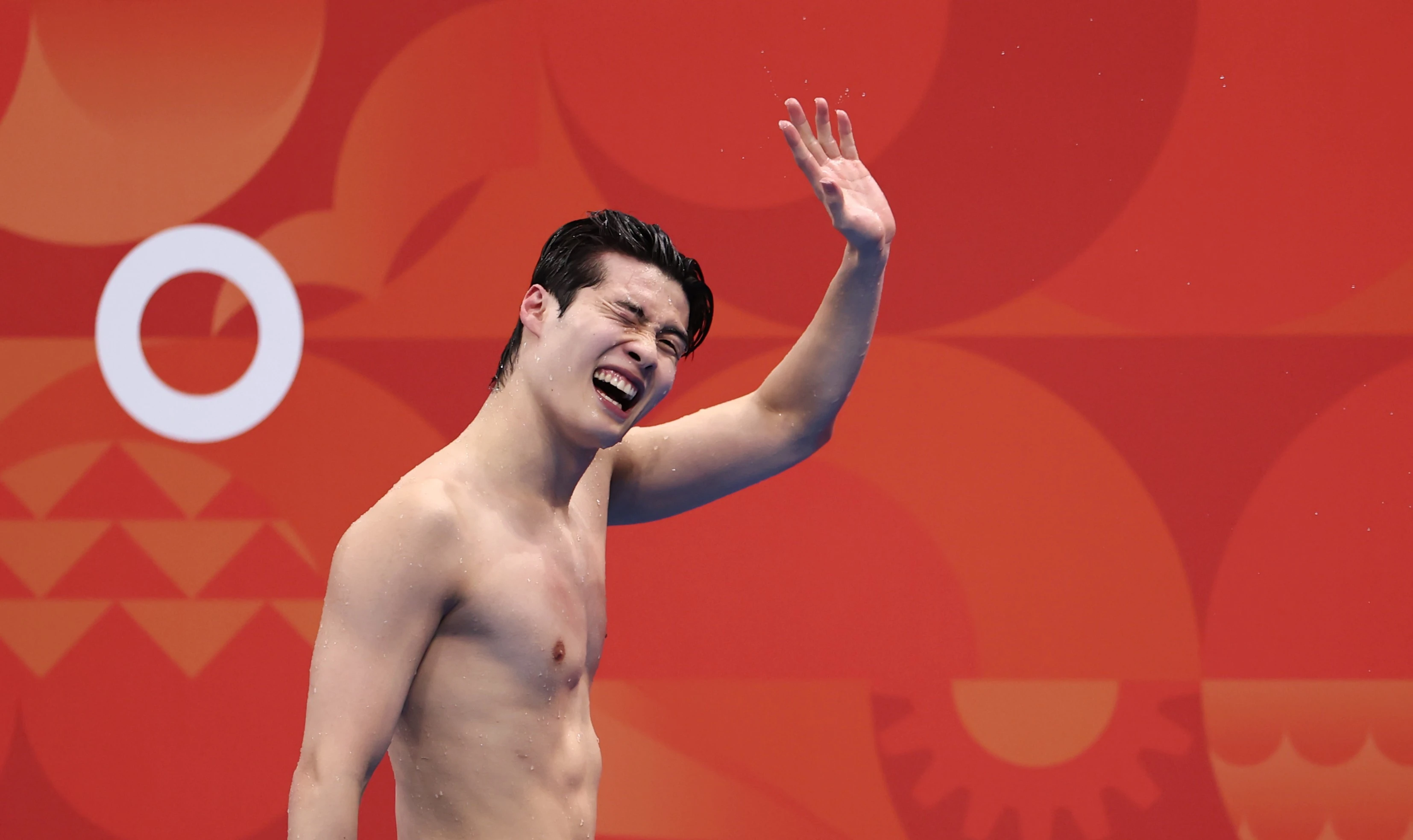 황선우는 23일 일본 도쿄 아쿠아틱스센터에서 열린 2026 아이치·나고야 아시안게임 경영 남자 자유형 200m 결승에서 1분44초62의 기록으로 2위에 머물렀다. 2022 항저우 대회 이 종목에서 당시 한국 신기록(1분44초40)을 작성하며 정상에 올랐던 황선우는 대회 2연패 달성을 노렸으나 아쉬운 성적으로 레이스를 마쳤다. 아울러 지난해 전국체육대회에서 자신이 세웠던 아시아기록 1분43초92도 깨졌다. 금메달리스트 장잔서가 1분43초49로 우승했다. 연합뉴스