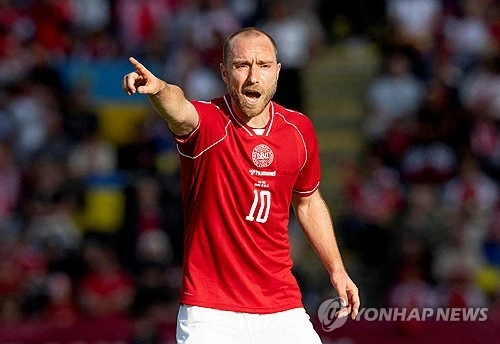 과거 토트넘 홋스퍼에서 손흥민과 발을 맞췄던 덴마크 국가대표 미드필더 크리스티안 에릭센이 볼프스부르크와의 계약을 해지했다. 축구계에서는 지난 2021년 유럽축구연맹(UEFA) 유럽축구선수권대회 조별리그 1차전 핀란드전에서 심정지로 의식을 잃고 쓰러진 데 이어 지난 6월 우크라이나와의 친선경기에서도 같은 증세를 겪은 에릭센이 은퇴 수순을 밟을 거라는 전망이 나오고 있다. 사진 연합뉴스
