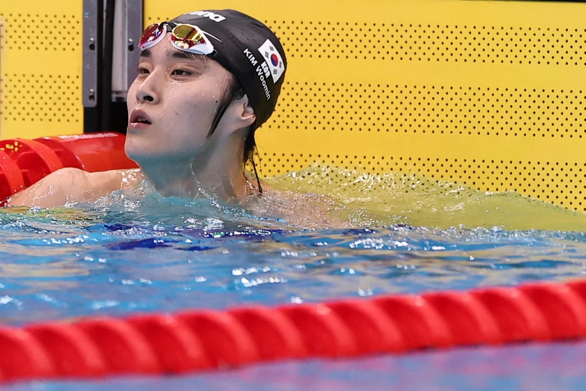 대한수영연맹은 24일 오전 2026 아이치·나고야 하계아시안게임 수영 남자 계영 400ｍ 경기가 끝난 뒤 '어깨 부상으로 인한 통증과 선수 보호를 위한 종합적인 판단에 따라 25일로 예정된 남자 자유형 400ｍ 경기에 출전하지 않기로 했다'고 발표했다. 어깨 부상에도 이날 일본 도쿄 아쿠아틱스센터에서 열린 남자 계영 400ｍ 예선 출격을 자청한 김우민은 1번 영자로 출전해 100ｍ 구간을 50초01로 마쳤다. 이후 25일 열릴 예정인 주종목 남자 자유형 400m 불참을 공식화했다. 연합뉴스