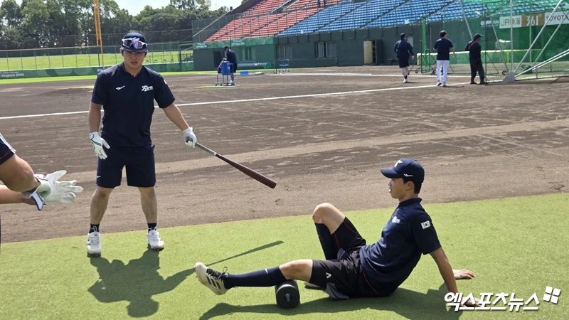 대한민국 야구 국가대표팀 외야수 문현빈(왼쪽)과 박재현이 24일 오후 일본 아이치현 도요하시 시민구장 야구장에서 훈련을 진행했다. 사진 김지수 기자