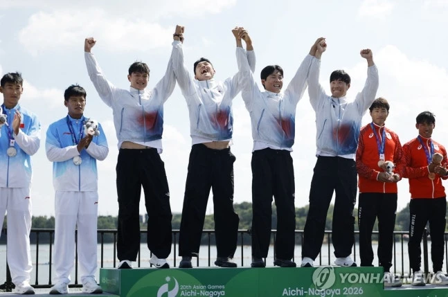 한국 카누 스프린트 대표팀이 2026 아이치·나고야 아시안게임에서 중국을 제치고 한국 카누 사상 처음으로 금메달을 목에 걸었다. 조광희, 김효빈, 장상원, 최민규로 구성된 한국 남자 카누 스프린트 대표팀은 24일 일본 아이치현의 미요시호 카누경기장에서 열린 2026 아이치·나고야 아시안게임 카누 스프린트 남자 카약 4인승(K4) 500m 결승(파이널A)에서 1분 2초 587의 기록으로 우승을 차지했다. 사진 연합뉴스