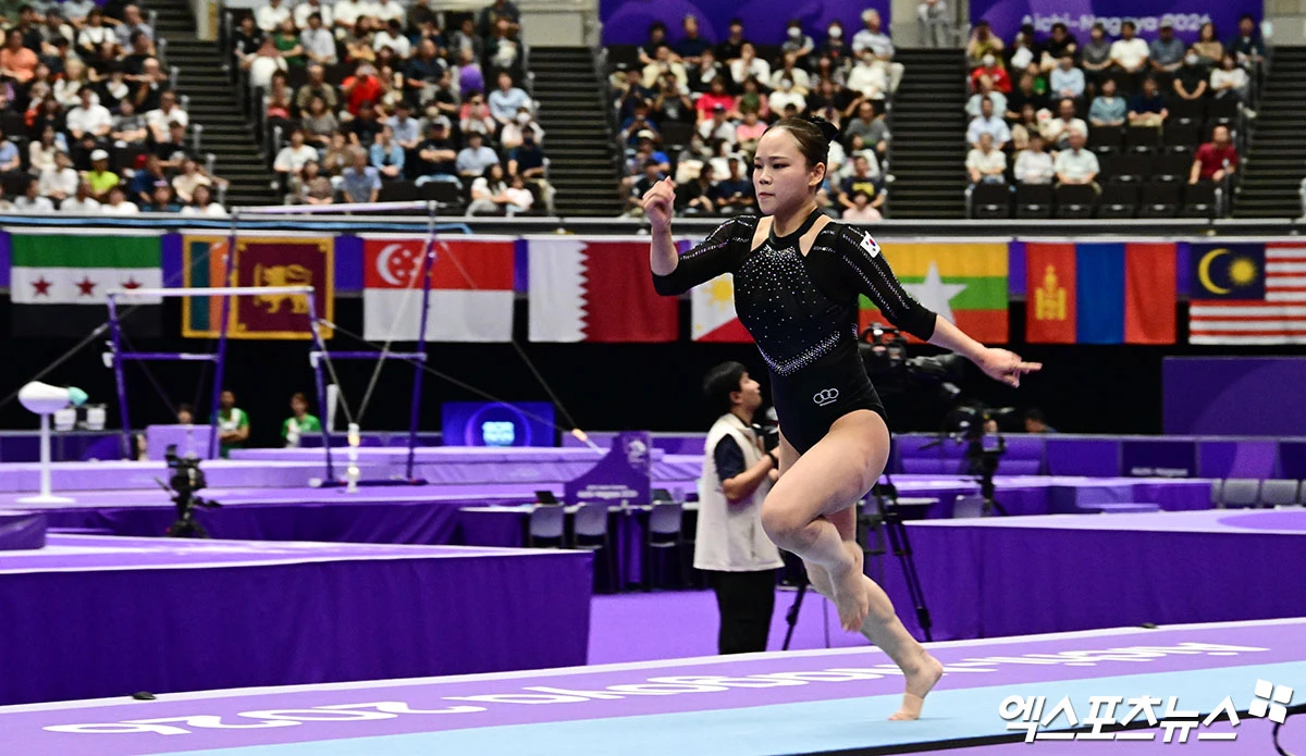 한국 여자 기계체조의 간판 여서정이 24일 일본 아이치현 나고야시 종합체육관에서 열린 2026 아이치·나고야 아시안게임 기계체조 여자 도마 결선에서 1, 2차 시기 평균 14.483점을 기록, 전체 8명의 출전 선수 중 1위에 올랐다. 2018 자카르타-팔렘방 대회에 이어 개인 통산 두 번째 아시안게임 금메달을 손에 넣었다. 사진 박지영 기자