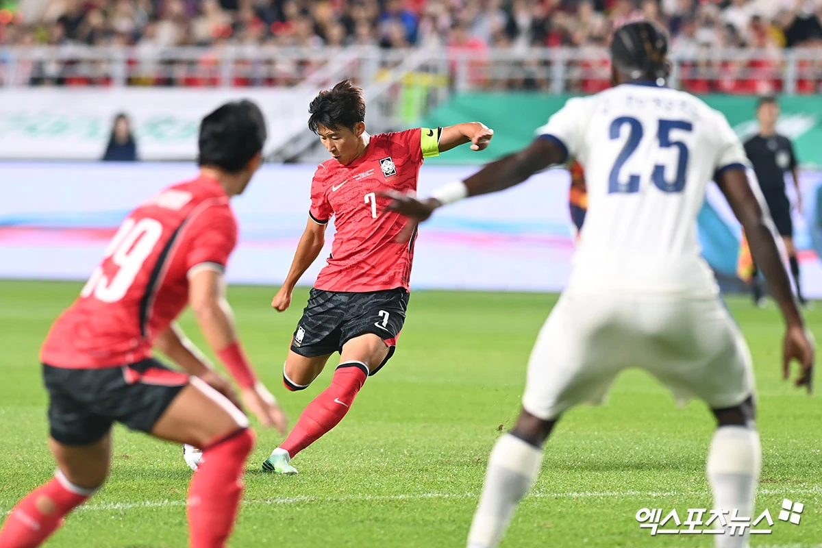 로베르트 모레노 임시 감독이 이끄는 대한민국 축구 국가대표팀은 24일 수원월드컵경기장에서 열린 에콰도르와 친선경기를 후반 9분 오현규의 선제골, 후반 13분 손흥민의 프리킥 추가골, 후반 41분 이동경의 쐐기골에 힘입어 3-0 승리를 거뒀다. 이날 손흥민은 마법 같은 프리킥 골로 A매치 통산 57호골을 달성해 차범근 전 감독의 한국 남자축구 A매치 최다 득점(58골)과의 격차를 단 한 골로 좁혔다. 수원월드컵경기장, 고아라 기자
