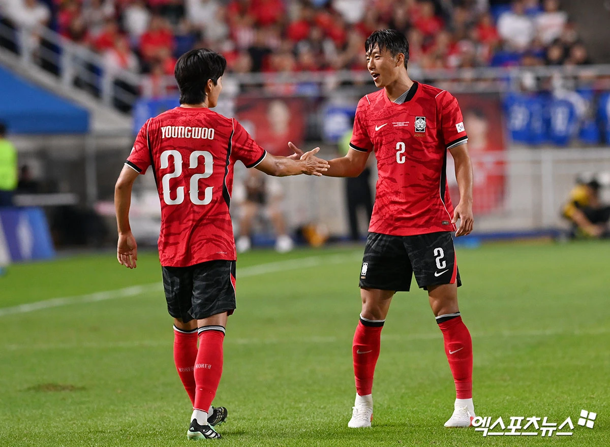 로베르트 모레노 임시 감독이 이끄는 대한민국 축구 국가대표팀은 24일 수원월드컵경기장에서 열린 에콰도르와 친선경기를 후반 9분 오현규의 선제골, 후반 13분 손흥민의 프리킥 추가골, 후반 41분 이동경의 쐐기골에 힘입어 3-0 승리를 거뒀다. 이날 손흥민은 마법 같은 프리킥 골로 A매치 통산 57호골을 달성해 차범근 전 감독의 한국 남자축구 A매치 최다 득점(58골)과의 격차를 단 한 골로 좁혔다. 수원월드컵경기장, 고아라 기자