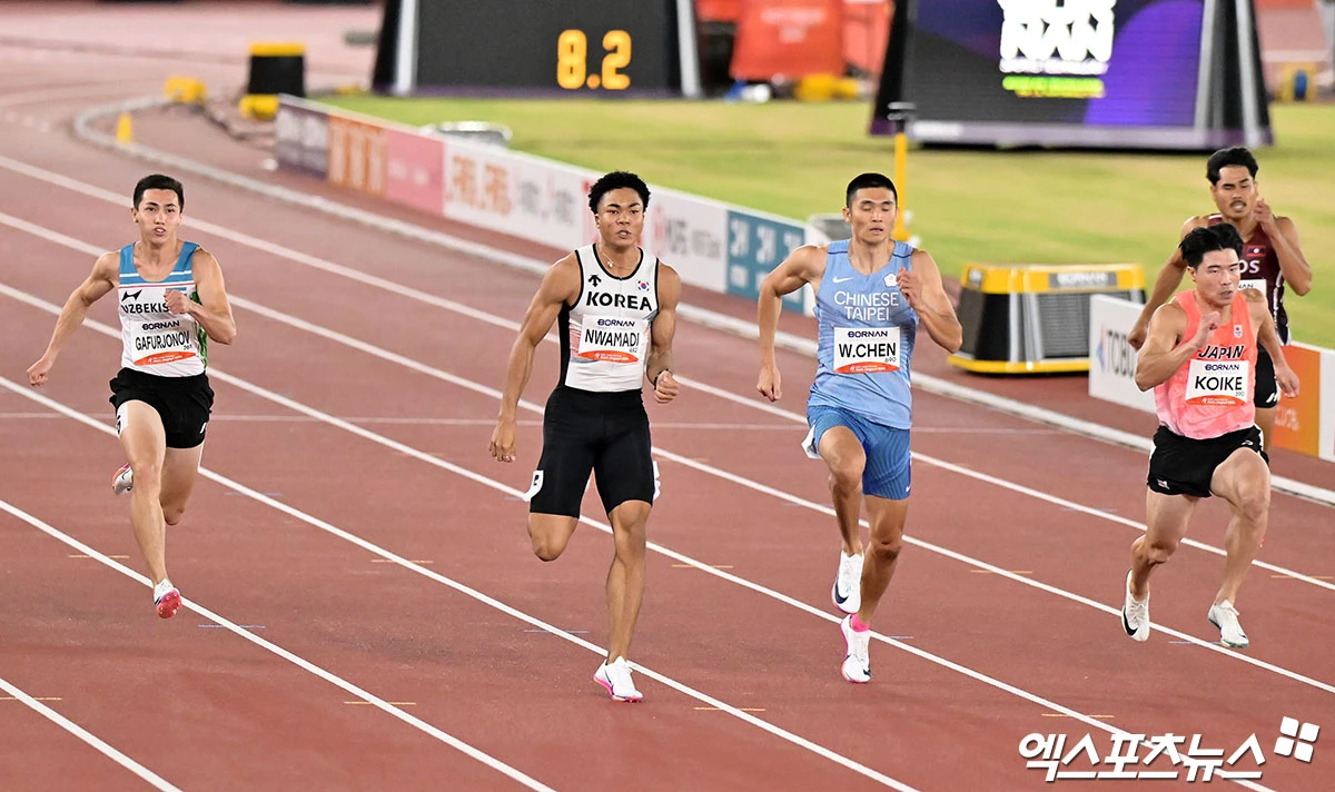 개인 첫 종합대회인 아시안게임 예선을 1위로 통과한 한국 육상 단거리 간판 나마디 조엘진(예천군청)이 예선전 기록보다는 준결선 진출 후 예선 기록에 만족하지 않았다. 나마디 조엘진이 24일 일본 나고야시 미즈호공원 육상 경기장에서 열린 2026 아이치∙나고야 하계아시안게임 육상 남자 100m 예선 2조 경기에서 10초23으로 1위에 올라 준결선에 진출했다. 4번 레인에 선 조엘진은 가장 빠른 0.132초의 반응 속도로 출발해 가장 먼저 결승선을 통과했다. 개인 최고 9초98을 보유한 고이케 유키(일본)보다 0.1초 빨리 결승선을 통과하면서 개인의 국제 대회 첫 예선 1위를 달성했다. 나고야, 김한준 기자