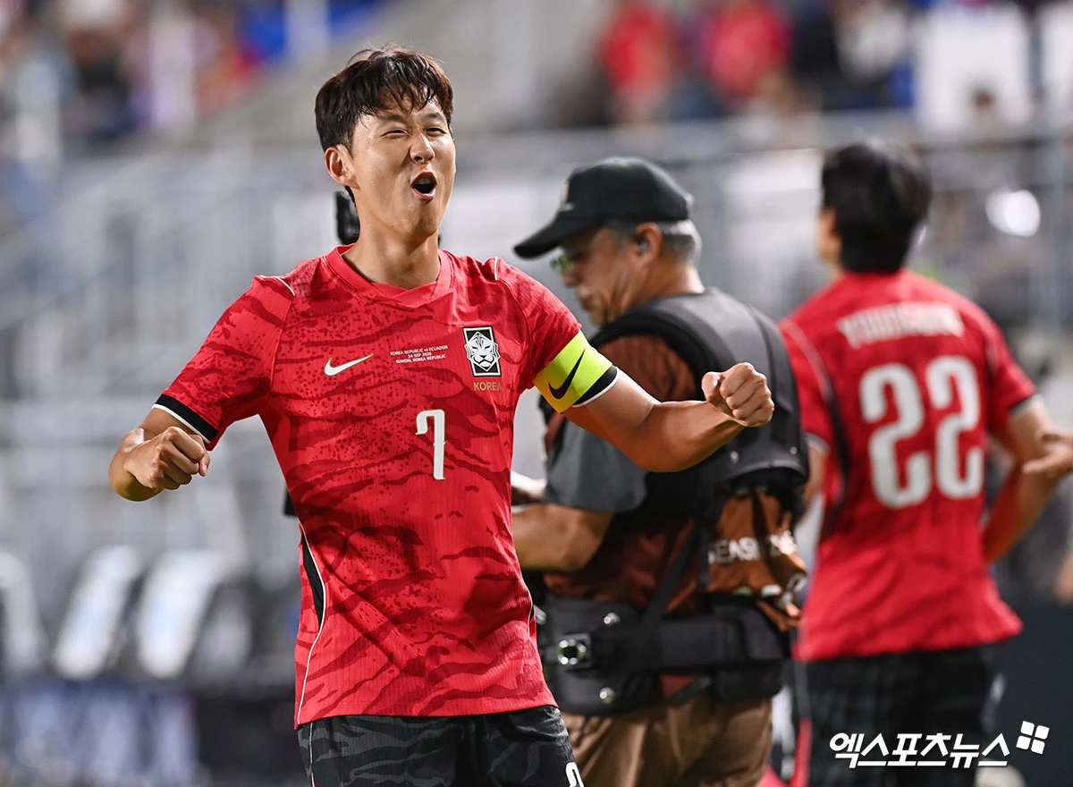 로베르트 모레노 임시 감독이 이끄는 대한민국 축구 국가대표팀은 24일 수원월드컵경기장에서 열린 에콰도르와 친선경기를 후반 9분 오현규의 선제골, 후반 13분 손흥민의 프리킥 추가골, 후반 41분 이동경의 쐐기골에 힘입어 3-0 승리를 거뒀다. 이날 손흥민은 마법 같은 프리킥 골로 A매치 통산 57호골을 달성해 차범근 전 감독의 한국 남자축구 A매치 최다 득점(58골)과의 격차를 단 한 골로 좁혔다. 수원월드컵경기장, 고아라 기자