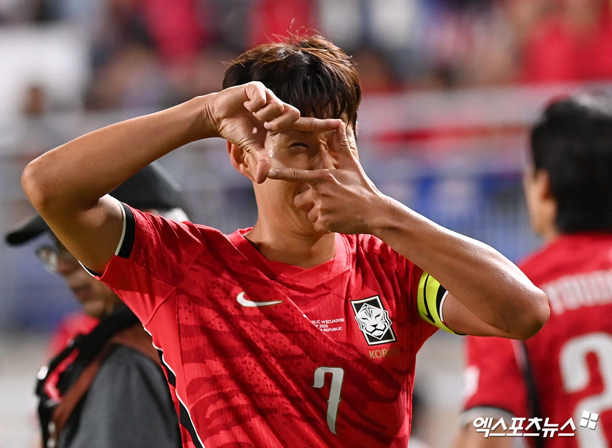 로베르트 모레노 임시 감독이 이끄는 대한민국 축구 국가대표팀은 24일 수원월드컵경기장에서 열린 에콰도르와 친선경기를 후반 9분 오현규의 선제골, 후반 13분 손흥민의 프리킥 추가골, 후반 41분 이동경의 쐐기골에 힘입어 3-0 승리를 거뒀다. 이날 손흥민은 마법 같은 프리킥 골로 A매치 통산 57호골을 달성해 차범근 전 감독의 한국 남자축구 A매치 최다 득점(58골)과의 격차를 단 한 골로 좁혔다. 수원월드컵경기장, 고아라 기자