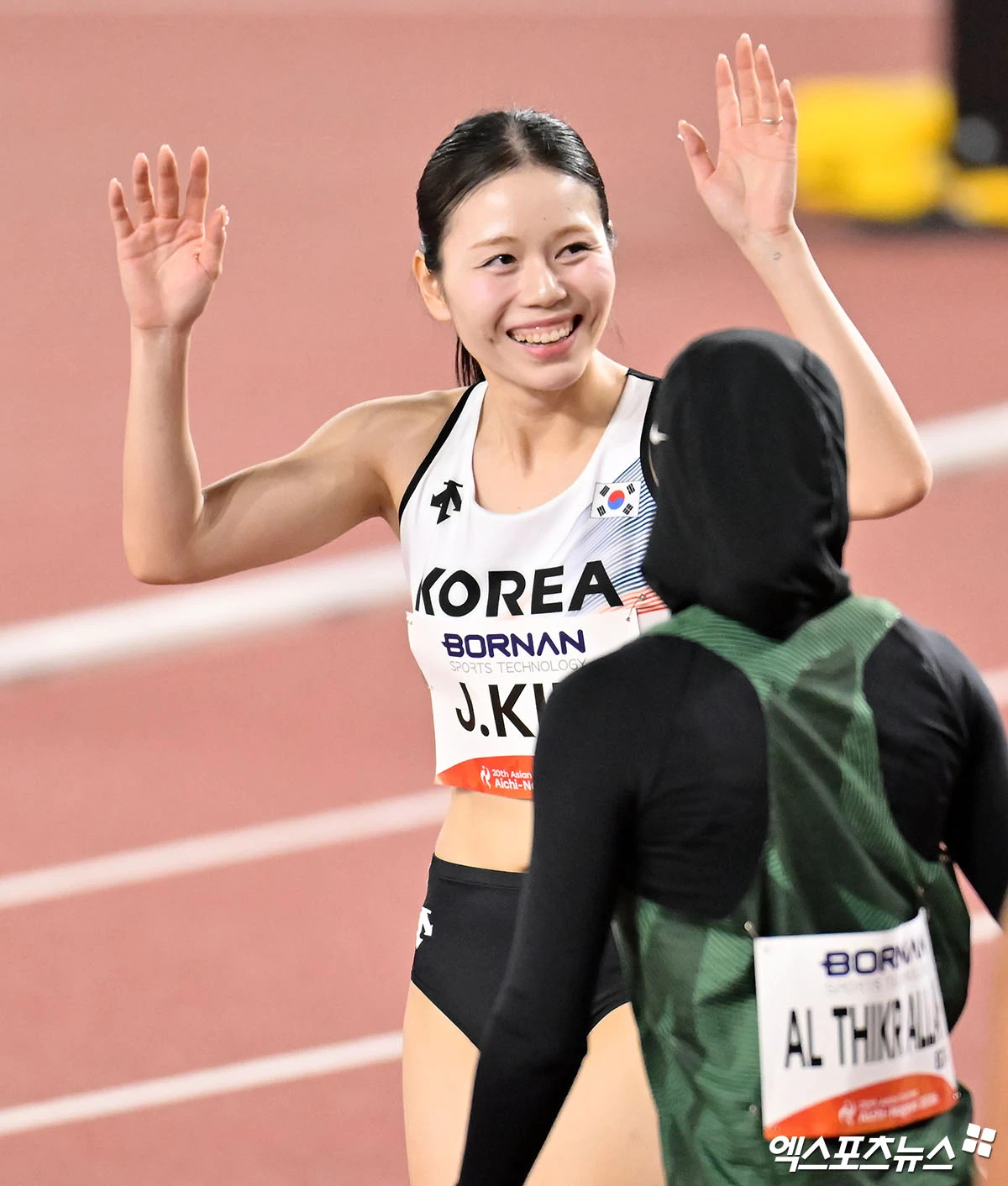 한국 여자 육상 단거리를 대표하는 서지현(진천군청)과 김주하(시흥시청)가 모두 2026 아이치∙나고야 하계아시안게임 여자 100m 준결선에 진출했다. 서지현과 김주하가 24일 일본 나고야시에 있는 미즈호 공원 육상 경기장에서 열린 육상 여자 100m 예선을 모두 통과했다. 나고야, 김한준 기자