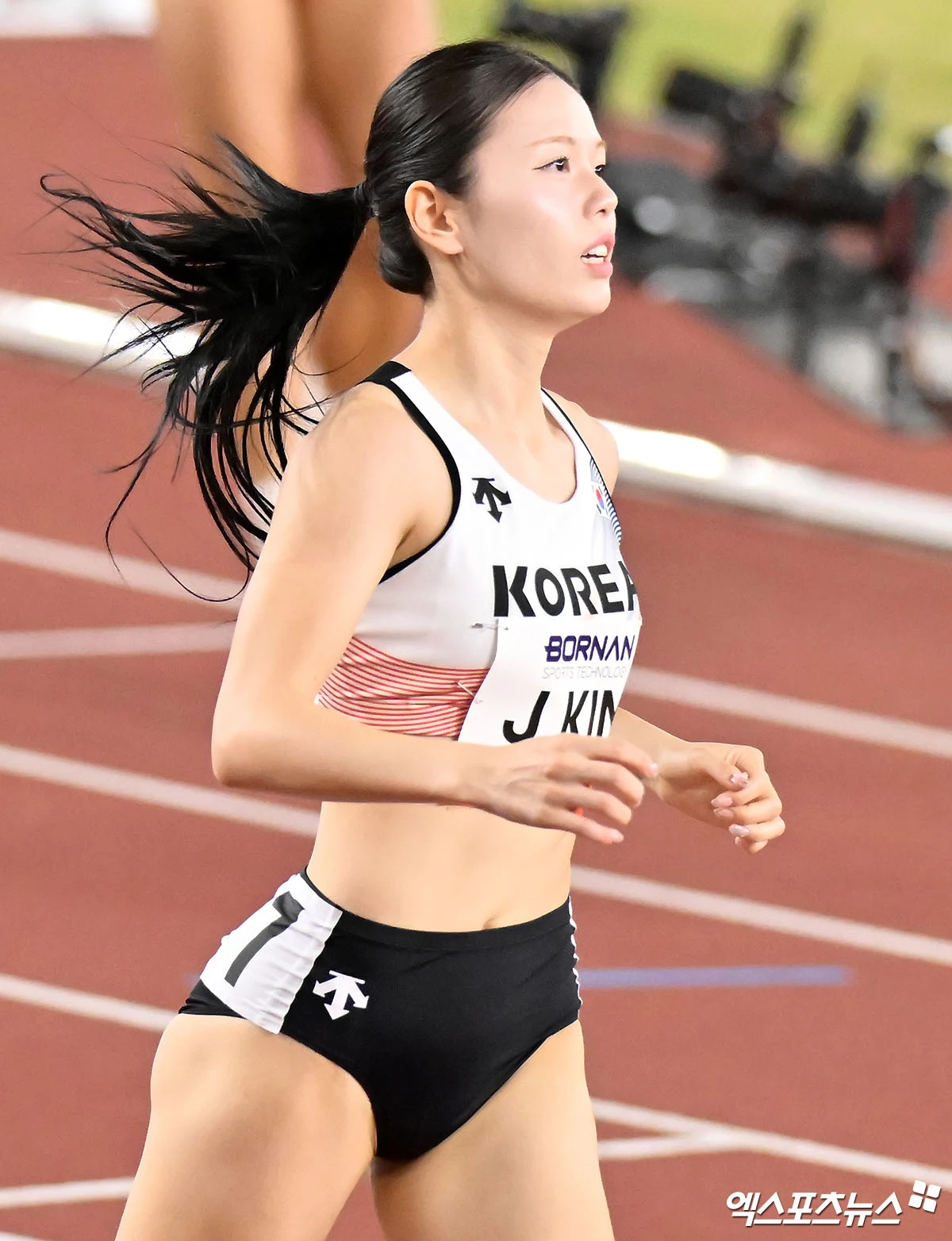 여자 단거리 기대주 김주하(시흥시청)는 육상팀도 2026 아이치∙나고야 하계아시안게임의 부실한 운영에 고생하고 있다고 했다. 김주하가 24일 일본 나고야시에 있는 미즈호 공원 육상 경기장에서 열린 육상 여자 100m 예선에서 11초73의 기록으로 준결선에 진출했다. 예선 4조 7레인에 선 김주하는 후반 레이스에서 속도를 붙이면서 선두권과 경쟁하며 세 번째로 결승선을 통과했다. 나고야, 김한준 기자