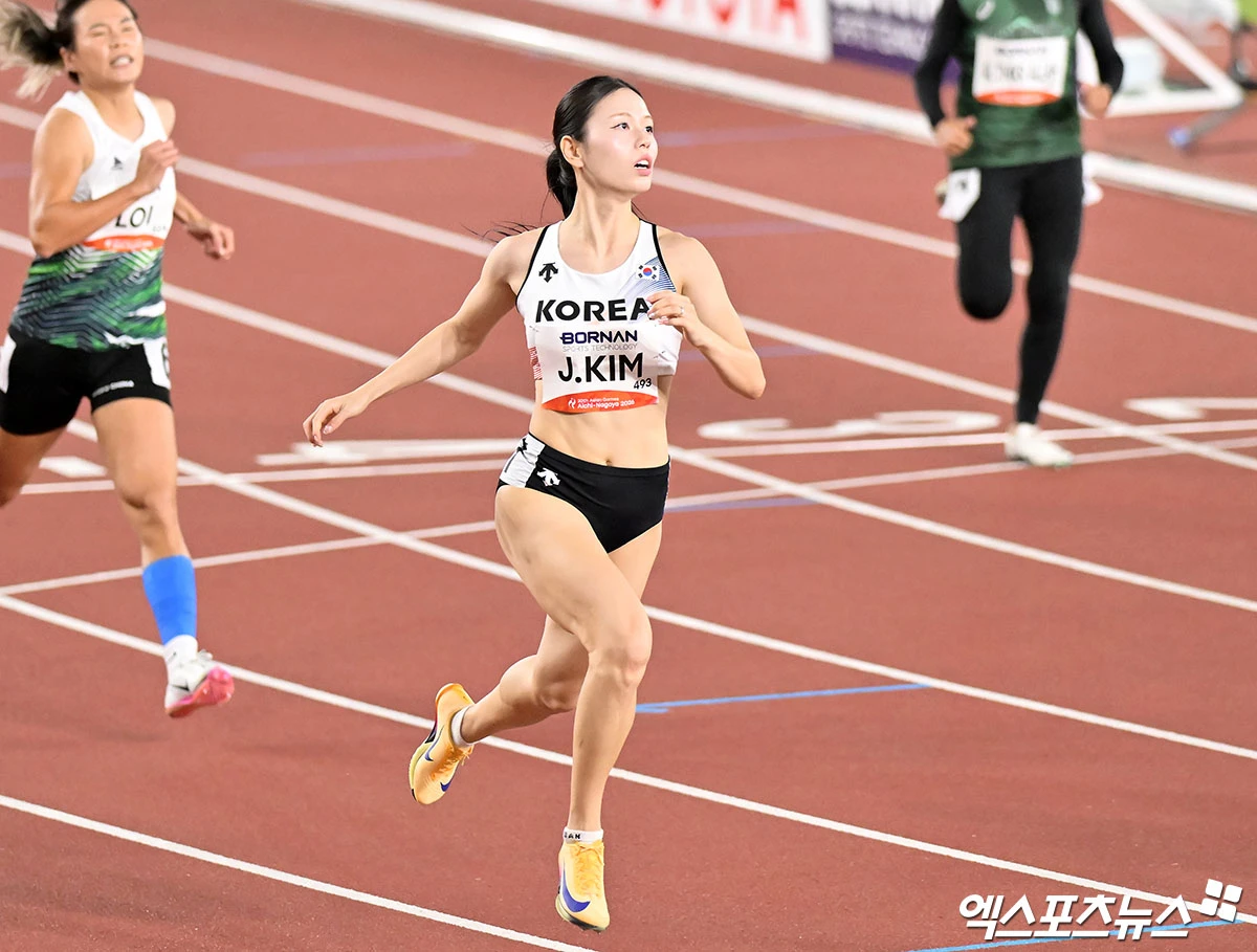 여자 단거리 기대주 김주하(시흥시청)는 육상팀도 2026 아이치∙나고야 하계아시안게임의 부실한 운영에 고생하고 있다고 했다. 김주하가 24일 일본 나고야시에 있는 미즈호 공원 육상 경기장에서 열린 육상 여자 100m 예선에서 11초73의 기록으로 준결선에 진출했다. 예선 4조 7레인에 선 김주하는 후반 레이스에서 속도를 붙이면서 선두권과 경쟁하며 세 번째로 결승선을 통과했다. 나고야, 김한준 기자