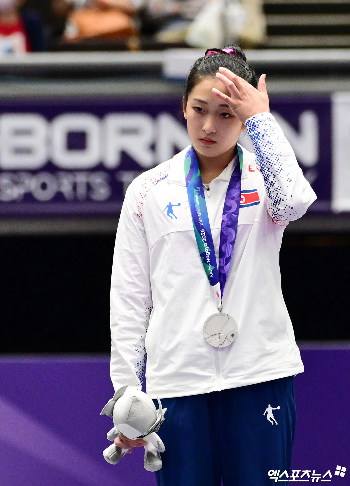 북한 여자체조 국가대표 안창옥이 24일 일본 아이치현 나고야시 종합체육관에서 열린 2026 아이치·나고야 아시안게임 기계체조 여자 도마 결승에서 2위에 올랐다. 시상식에서 은메달을 목에 걸고도 침통한 표정을 보였다. 사진 박지영 기자