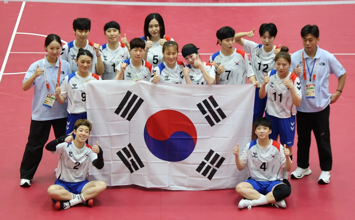 한국 세팍타크로 여자 팀 레구 대표팀이 세계 최강 태국의 벽에 가로막히며 아시안게임 3회 연속 은메달을 땄다. 대표팀이 25일 일본 나고야시 미즈호공원 체육관에서 열린 2026 아이치∙나고야 하계아시안게임 세팍타크로 여자 팀 레구 결승에서 태국에 레구 스코어 0-2로 패했다. 2018 자카르타∙팔렘방 대회, 2022 항저우 대회(1년 순연 개최)에 이어 한국은 3회 연속 은메달에 머물렀다. 세계 최강 태국이 무려 5회 연속 우승을 차지했다.연합뉴스