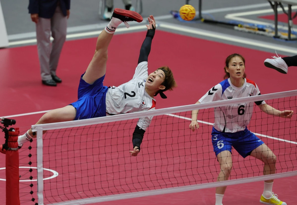 한국 세팍타크로 여자 팀 레구 대표팀이 세계 최강 태국의 벽에 가로막히며 아시안게임 3회 연속 은메달을 땄다. 대표팀이 25일 일본 나고야시 미즈호공원 체육관에서 열린 2026 아이치∙나고야 하계아시안게임 세팍타크로 여자 팀 레구 결승에서 태국에 레구 스코어 0-2로 패했다. 2018 자카르타∙팔렘방 대회, 2022 항저우 대회(1년 순연 개최)에 이어 한국은 3회 연속 은메달에 머물렀다. 세계 최강 태국이 무려 5회 연속 우승을 차지했다.연합뉴스