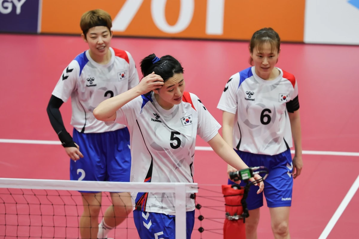한국 세팍타크로 여자 팀 레구 대표팀이 세계 최강 태국의 벽에 가로막히며 아시안게임 3회 연속 은메달을 땄다. 대표팀이 25일 일본 나고야시 미즈호공원 체육관에서 열린 2026 아이치∙나고야 하계아시안게임 세팍타크로 여자 팀 레구 결승에서 태국에 레구 스코어 0-2로 패했다. 2018 자카르타∙팔렘방 대회, 2022 항저우 대회(1년 순연 개최)에 이어 한국은 3회 연속 은메달에 머물렀다. 세계 최강 태국이 무려 5회 연속 우승을 차지했다.연합뉴스