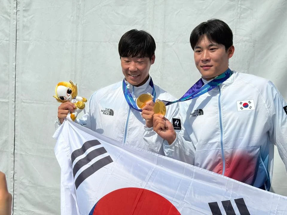 2026 아이치·나고야 아시안게임 한국 선수단 첫 2관왕이 탄생했다. 24일 조광희, 김효빈, 장상원, 최민규가 카누 스프린트 남자 K4(4인승) 500m 결승(파이널A)에서 1분 2초 287의 기록으로 사상 첫 우승을 차지한 데 이어 바로 다음날인 25일 조광희-김효빈 조가 같은 종목 K2(2인승) 500m 결승(파이널A)에서 금메달을 거머쥔 것이다. 사진 대한카누연맹