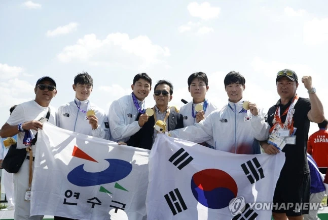 2026 아이치·나고야 아시안게임 한국 선수단 첫 2관왕이 탄생했다. 24일 조광희, 김효빈, 장상원, 최민규가 카누 스프린트 남자 K4(4인승) 500m 결승(파이널A)에서 1분 2초 287의 기록으로 사상 첫 우승을 차지한 데 이어 바로 다음날인 25일 조광희-김효빈 조가 같은 종목 K2(2인승) 500m 결승(파이널A)에서 금메달을 거머쥔 것이다. 사진 연합뉴스