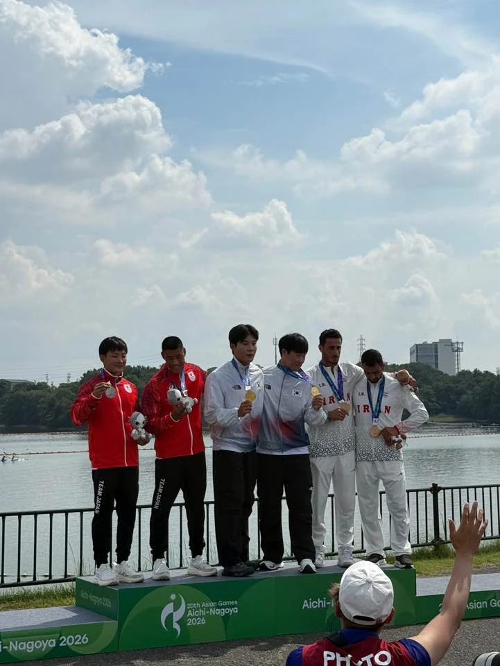 2026 아이치·나고야 아시안게임 한국 선수단 첫 2관왕이 탄생했다. 24일 조광희, 김효빈, 장상원, 최민규가 카누 스프린트 남자 K4(4인승) 500m 결승(파이널A)에서 1분 2초 287의 기록으로 사상 첫 우승을 차지한 데 이어 바로 다음날인 25일 조광희-김효빈 조가 같은 종목 K2(2인승) 500m 결승(파이널A)에서 금메달을 거머쥔 것이다. 사진 대한카누연맹